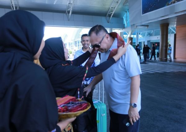 pengalungan selendang di bandara international lombok