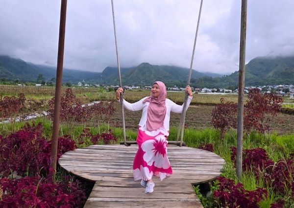 Rombongan ibu-ibu arisan menikmati wisata taman bunga Sembalun