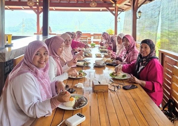makan siang di paket wisata sembalun lombok